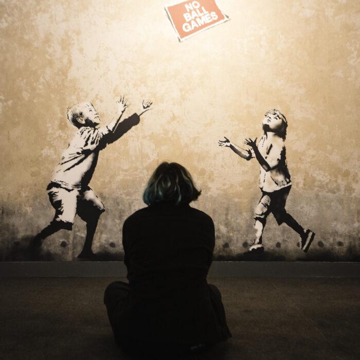 Banksy en Buenos Aires: llega a la Argentina la primera gran muestra dedicada al grafitero anónimo