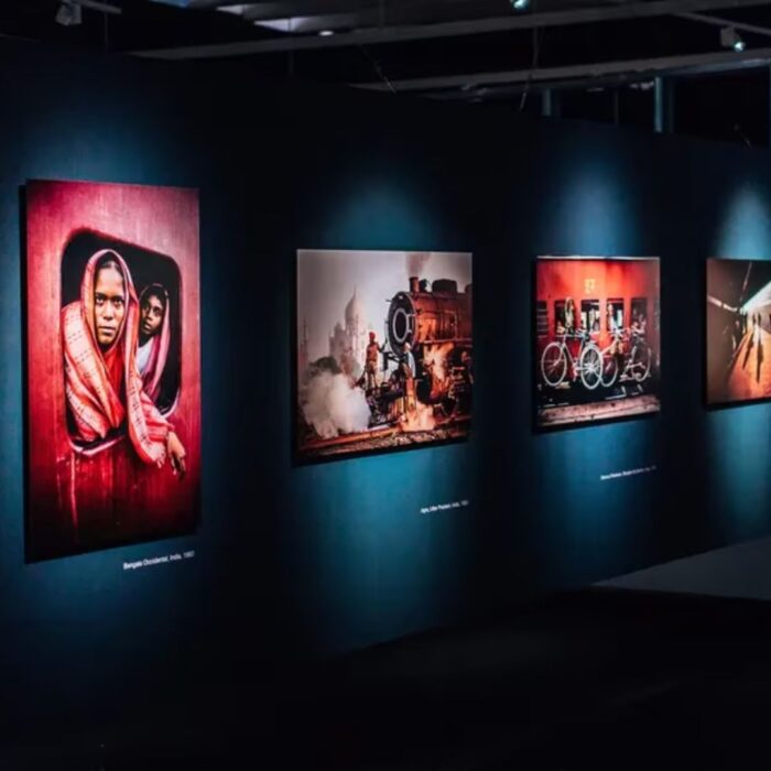 More than a hundred iconic images of Steve McCurry, the photographer of the Afghan girl, arrive in Buenos Aires